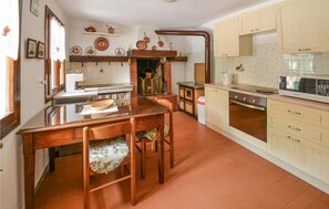 Fridge, cookware/dishes/utensils