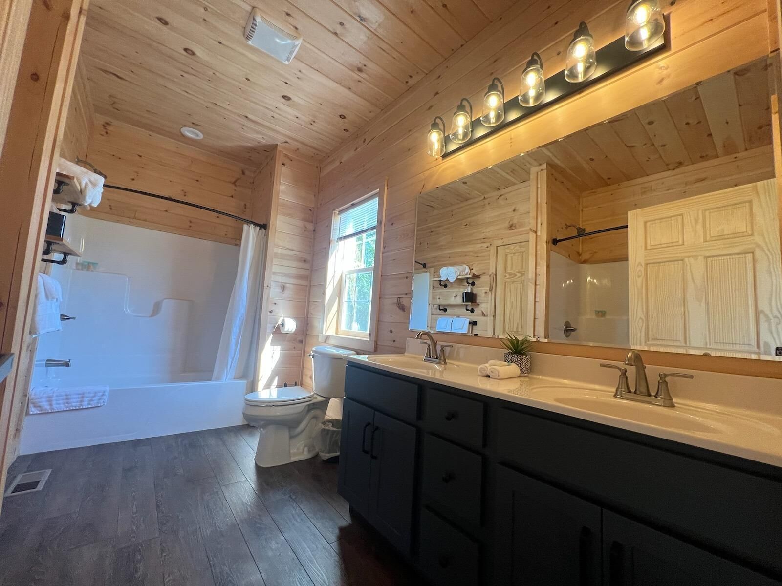 Combined shower/tub, hair dryer, towels