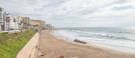 بالقرب من الشاطئ