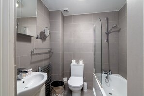 Tina, amenidades de baño gratuitas, secadora de cabello, toallas 