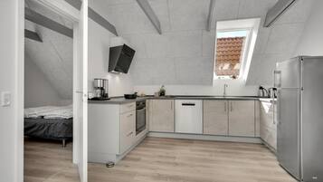 Réfrigérateur, lave-vaisselle, cafetière/bouilloire