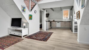 Ein modernes Loft mit Küche, Essbereich und Wohnraum.