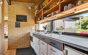 Refrigerador, microondas, parrilla de estufa y cafetera y tetera 