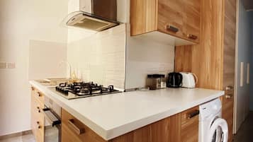 Réfrigérateur, four, plaque de cuisson, cafetière/bouilloire