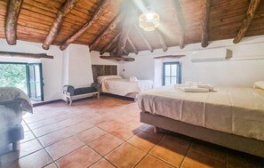 6 bedrooms, free WiFi, bed sheets