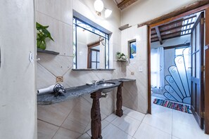 Habitación económica, 1 habitación, vistas al complejo turístico | Baño | Secador de pelo