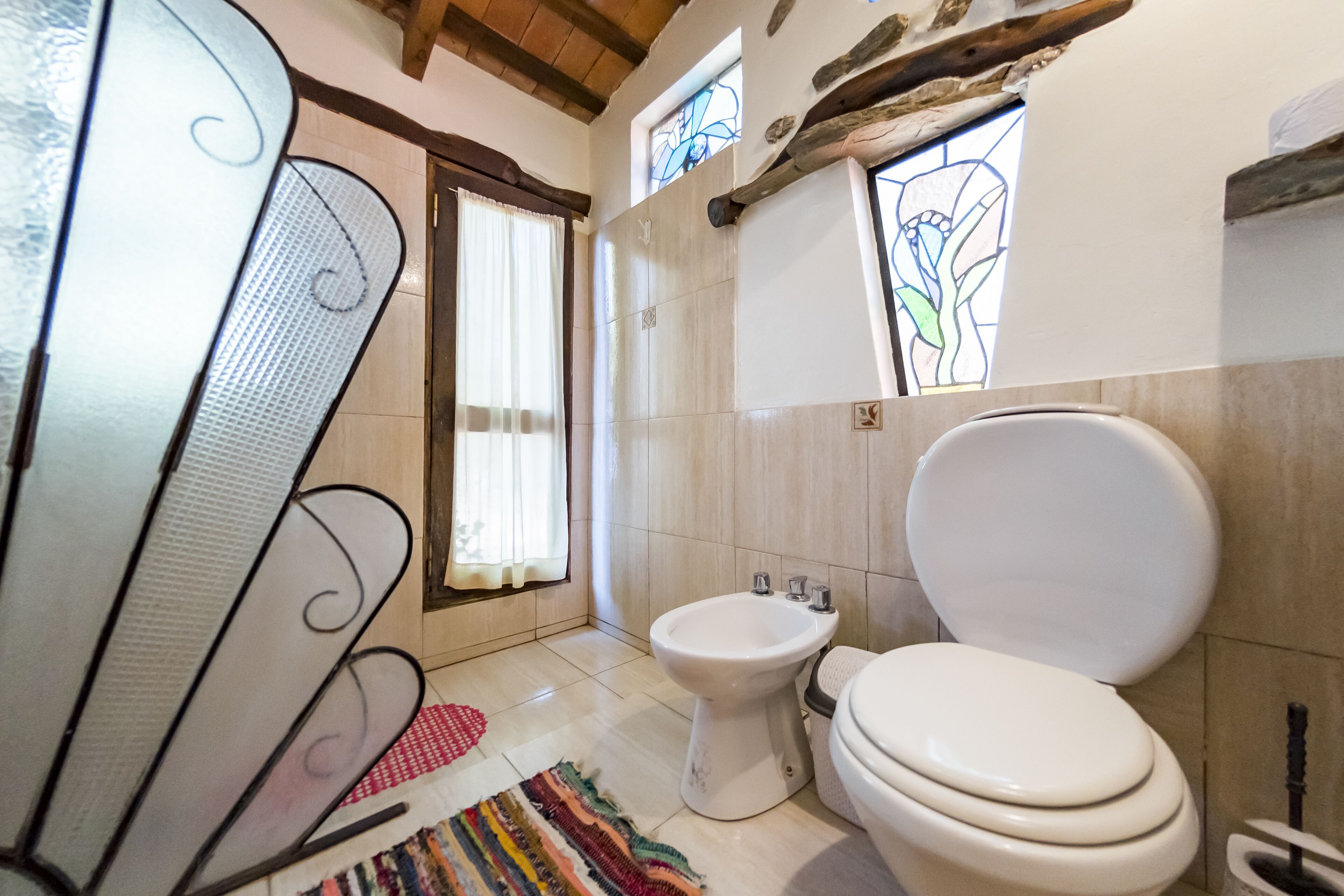 Ein Badezimmer mit Toilette, Bidet und Duschbereich.