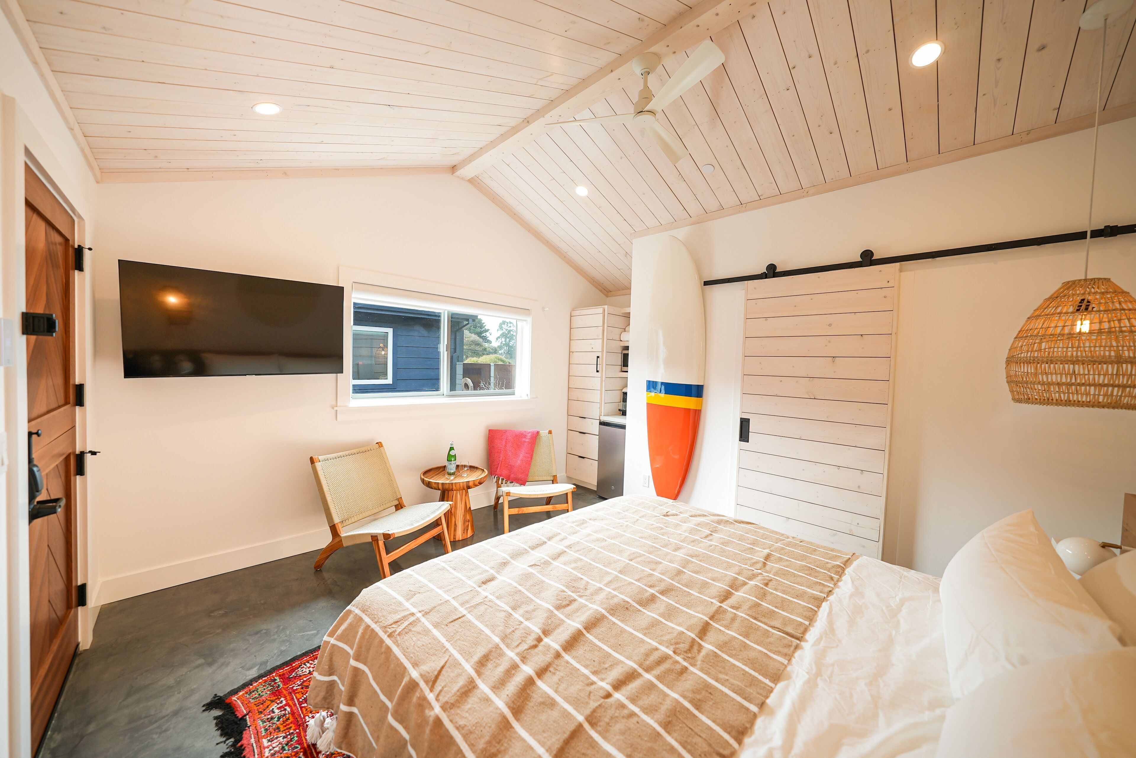 Iron/ironing board, free WiFi, bed sheets