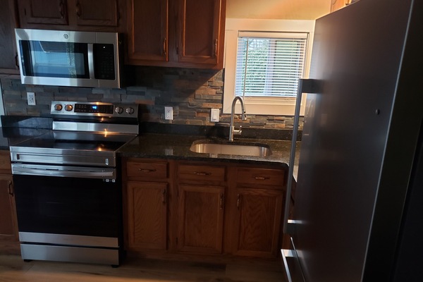 Coffee/tea maker, fridge, microwave, oven