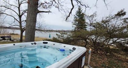 Campau Lake Sunny Days, King Bed hot tub, boat, kayak Lakefront