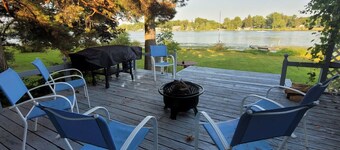 Campau Lake Sunny Days, King Bed hot tub, boat, kayak Lakefront