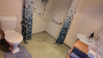 Comfort-Ferienhütte | Badezimmer | Kostenlose Toilettenartikel, Handtücher, Toilettenpapier