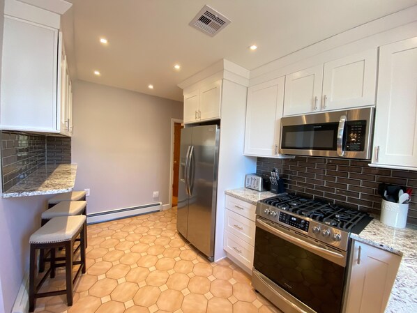 Refrigerador, microondas, horno y parrilla de estufa 