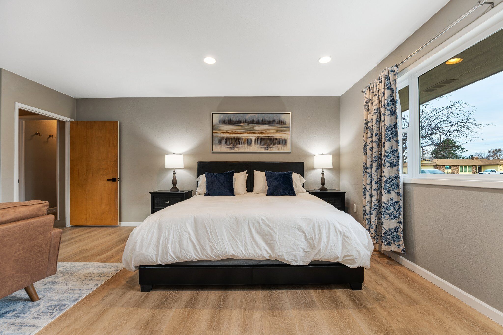 4 bedrooms, travel crib, WiFi, bed sheets