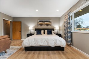 4 bedrooms, travel crib, WiFi, bed sheets - The Goldmine (Kennewick)