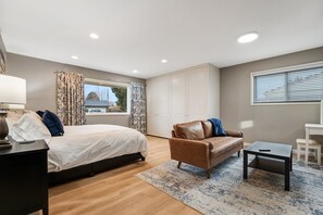 4 bedrooms, travel crib, WiFi, bed sheets