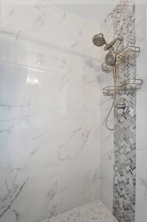 Asciugacapelli, asciugamani, sapone, shampoo