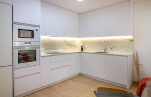 Réfrigérateur, micro-ondes, plaque de cuisson, lave-vaisselle