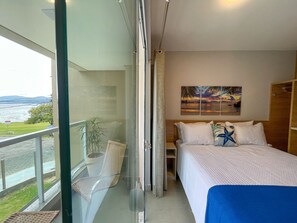 Quarto triplo luxo, 1 quarto, vista para o lago | Frigobar, individualmente decorados, individualmente mobiliados