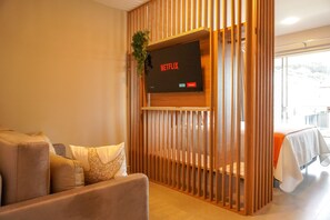 Quarto triplo luxo, 1 quarto, vista para o lago | Frigobar, individualmente decorados, individualmente mobiliados