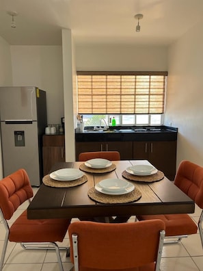 Executive House, 2 Bedrooms, Courtyard View | Private kitchen | Microwave, cookware/dishes/utensils, dining tables - Casa San Felipe 6 Habitaciones (Chihuahua)
