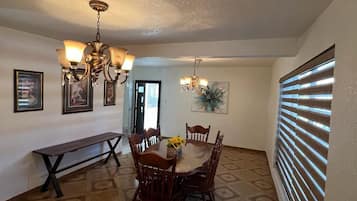 Casa familiar | Área de sala de estar | Smart TV de 42 pulgadas con canales por cable y televisión
