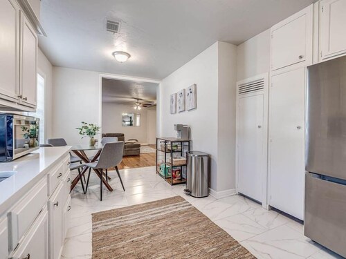 15% Summer Discount~ Entire Home ~ Full Kitchen ~ Large Fenced Backyard