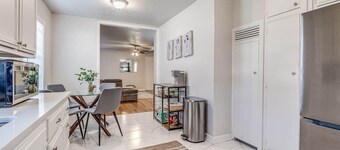 15% Summer Discount~ Entire Home ~ Full Kitchen ~ Large Fenced Backyard