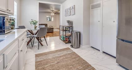 15% Summer Discount~ Entire Home ~ Full Kitchen ~ Large Fenced Backyard