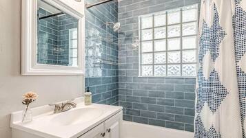 Baignoire, sèche-cheveux, serviettes fournies, savon