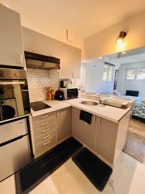 Fridge, microwave, oven, stovetop - Superb studio with private entrance and garden (Bagneux)