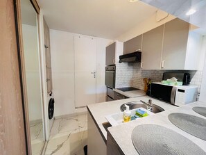 Fridge, microwave, oven, stovetop