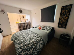 1 bedroom, iron/ironing board, travel cot, free WiFi - Superb studio with private entrance and garden (Bagneux)