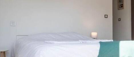 2 عدّة غرف نوم ومكتب وخدمة الإنترنت وملاءات أسرّة