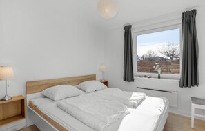 2 bedrooms, iron/ironing board, free WiFi