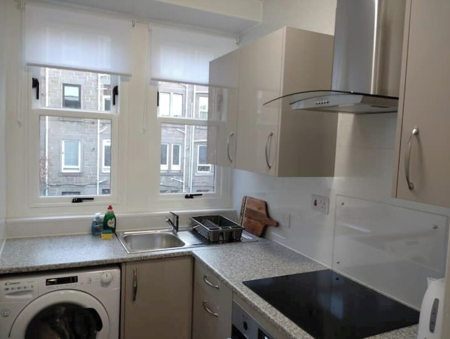 Kjøleskap, ovn, kokeplater og vannkoker