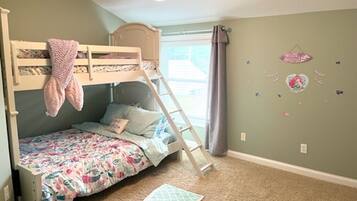 3 bedrooms, travel cot, free WiFi, bed sheets