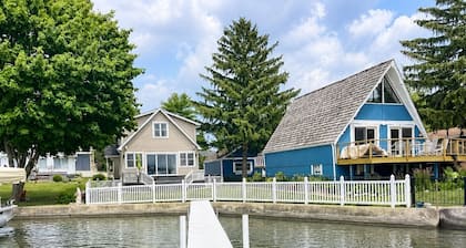 Huge waterfront lake house on Manitou- perfect year round retreat, sleeps 10