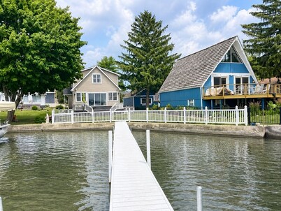 Huge waterfront lake house on Manitou- perfect year round retreat, sleeps 10