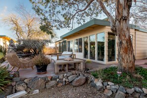 Terrace/patio - Casa Tierra - Secluded Oasis with Pool and Hot tub! (Twentynine Palms)