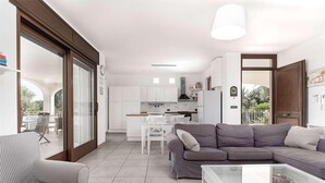Un apartamento moderno con sala de estar, cocina y comedor.