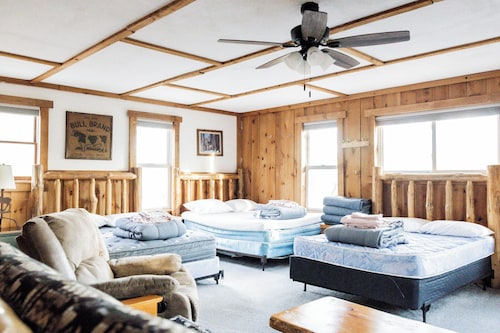 Spacious + Rustic Cabin Near Penns Creek