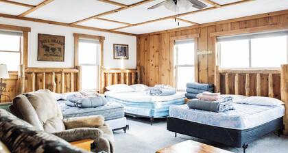 Spacious + Rustic Cabin Near Penns Creek