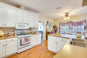 Fridge, microwave, stovetop, dishwasher