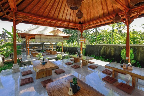 Petit déjeuner continental (50000 IDR par personne)