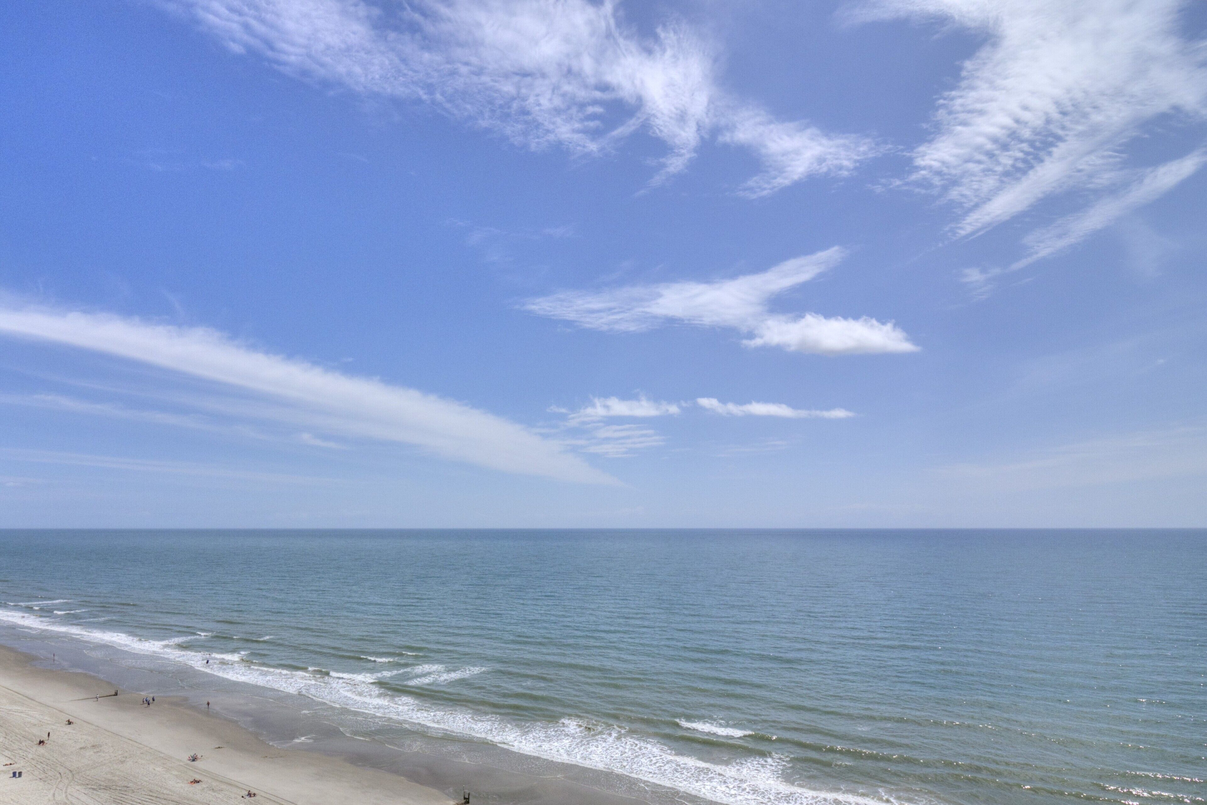 Una spiaggia con cielo sereno e mare calmo.