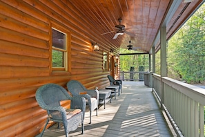 Terrace/patio - Cozy, Pet Friendly Mountain Getaway Minutes from Downtown Blue Ridge, GA (Blue Ridge)