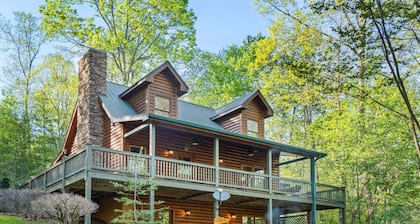 Cozy, Pet Friendly Mountain Getaway Minutes from Downtown Blue Ridge, GA