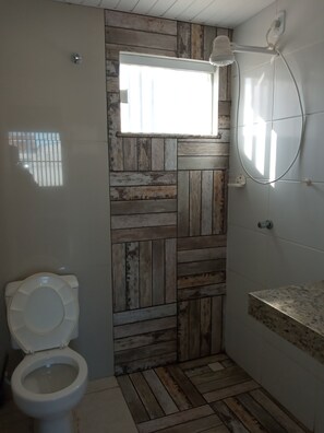 Regadera, jabón, papel de baño 
