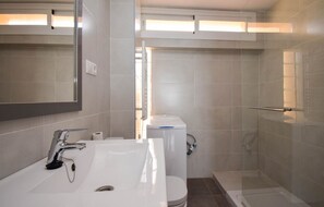 Baignoire, séchoir à cheveux